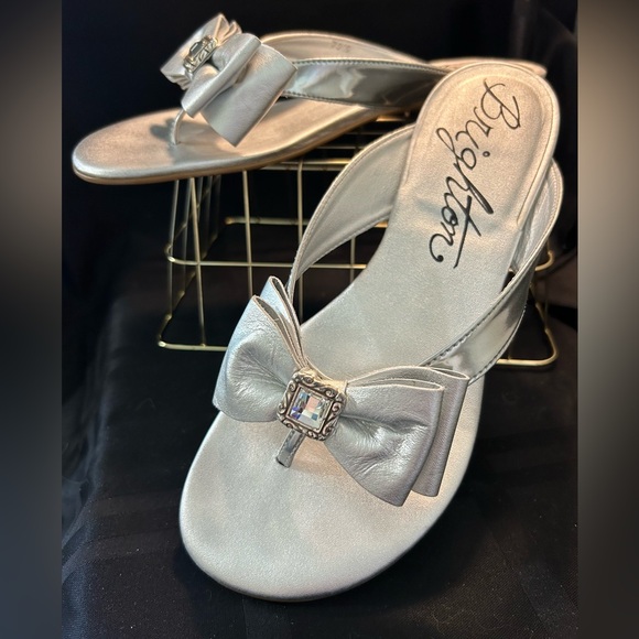 BRIGHTON ‘NELL’ SILVER METALLIC LEATHER BOW SANDAL w/Crystal Accent Sz. 7 - Picture 3 of 12